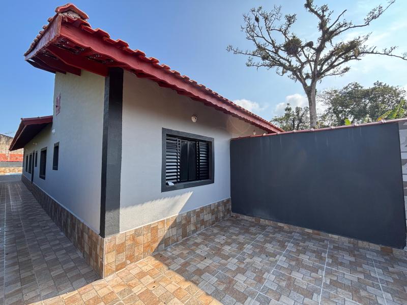 Casa Térrea com Piscina a 1000m da Praia em Itanhaém – Financiamento Disponível!